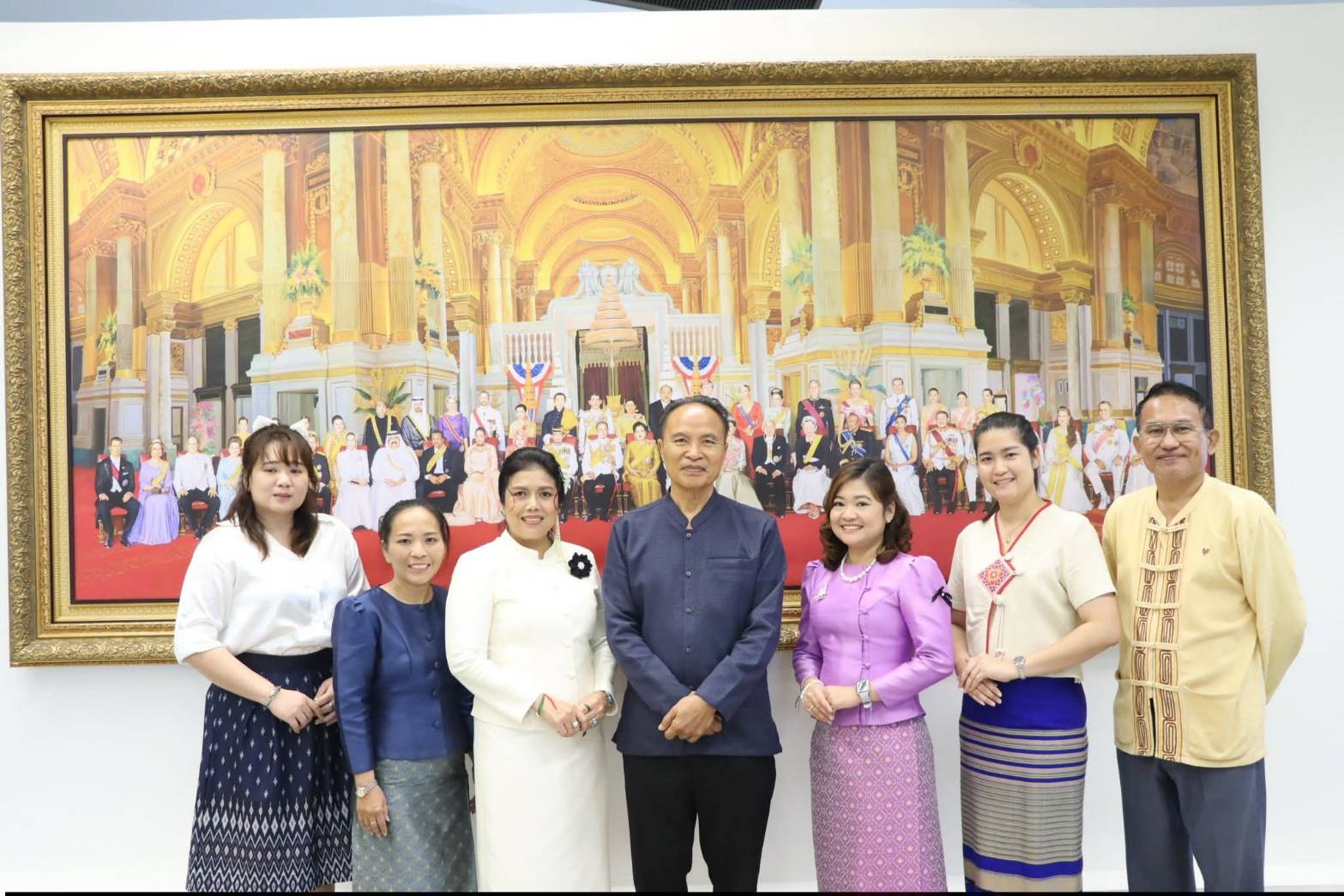 title - ศพส. จัดงาน “รักแห่งศิลป์ รักแห่งแผ่นดิน” เพื่อน้อมรำลึกในพระมหากรุณาธิคุณของสมเด็จพระนางเจ้าสิริกิติ์ พระบรมราชินีนาถ พระบรมราชชนนีพันปีหลวง ณ ศูนย์ส่งเสริมและพัฒนาอาชีพเสริมนอกภาคการเกษตร (ศูนย์ศิลปาชีพบางไทรฯ เดิม)